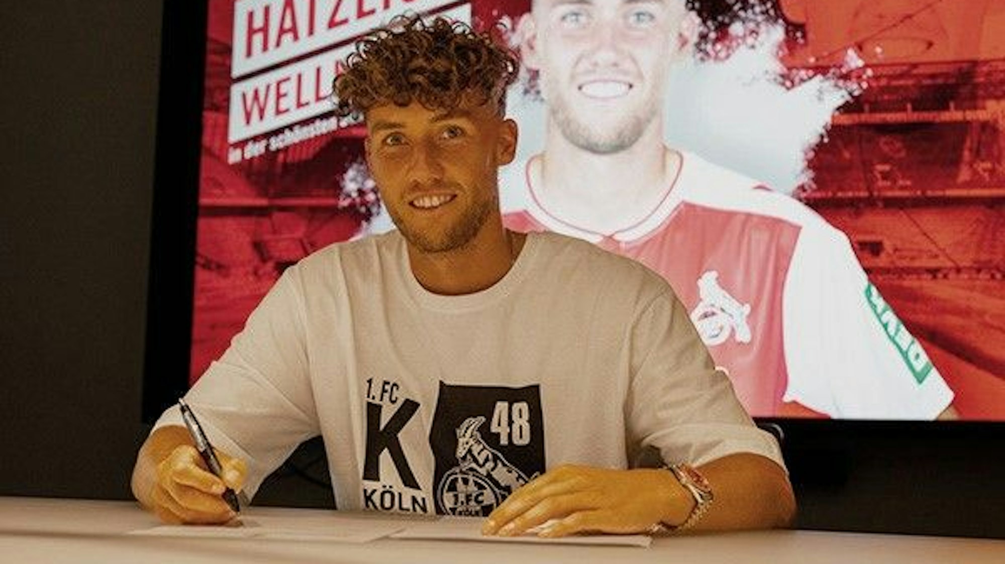 Luca Waldschmidt bei der Vertragsunterschrift am Dienstag im Geißbockheim.