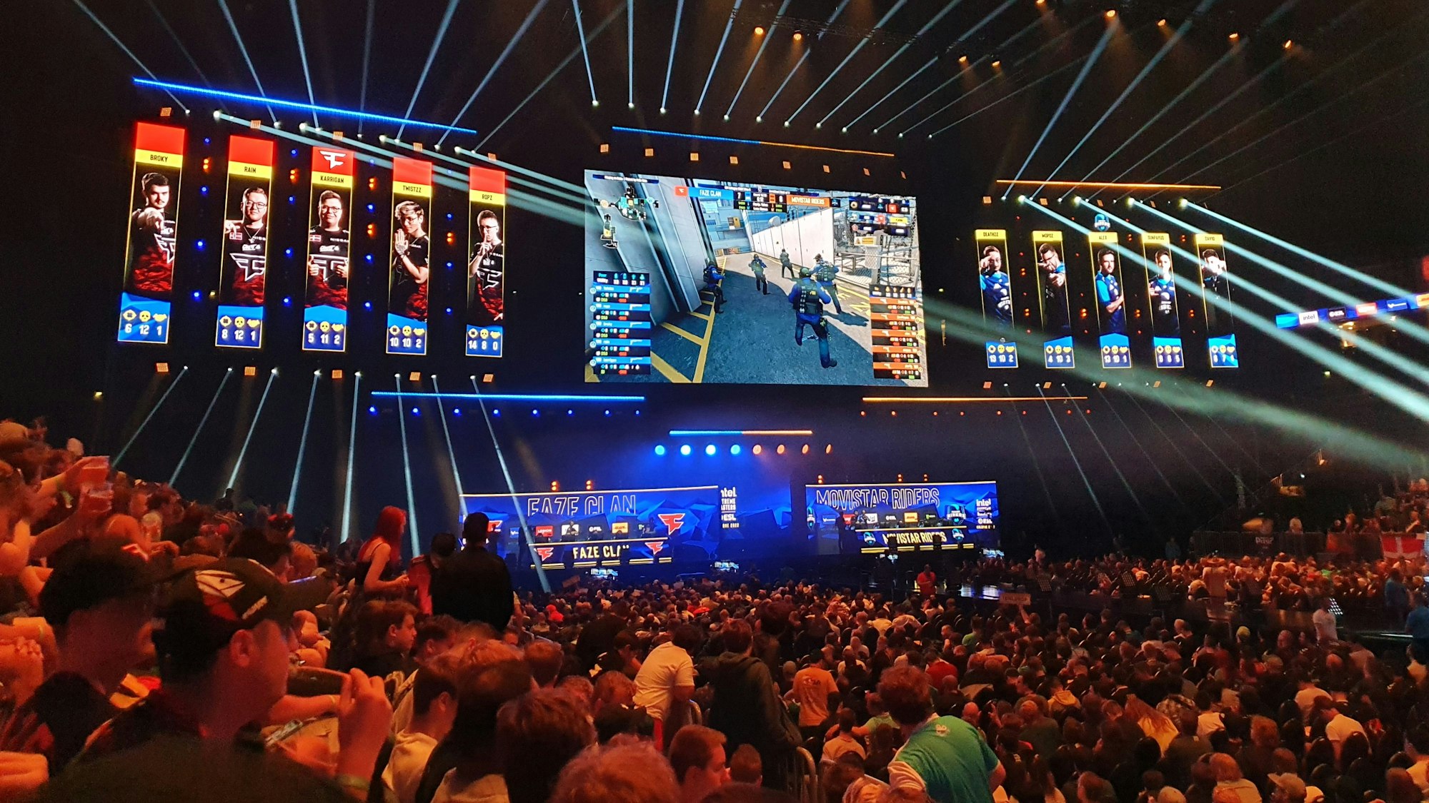 Die gefüllte Halle der IEM Cologne.