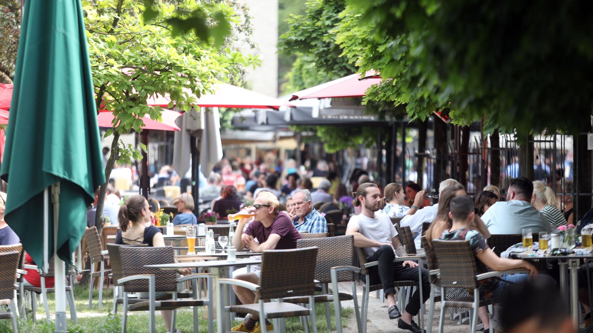 03.06.2022, Köln: Die sommerlichen Temperaturen locken am späten Nachmittag zahlreiche Kölner in die Sonne. Foto: Arton Krasniqi
