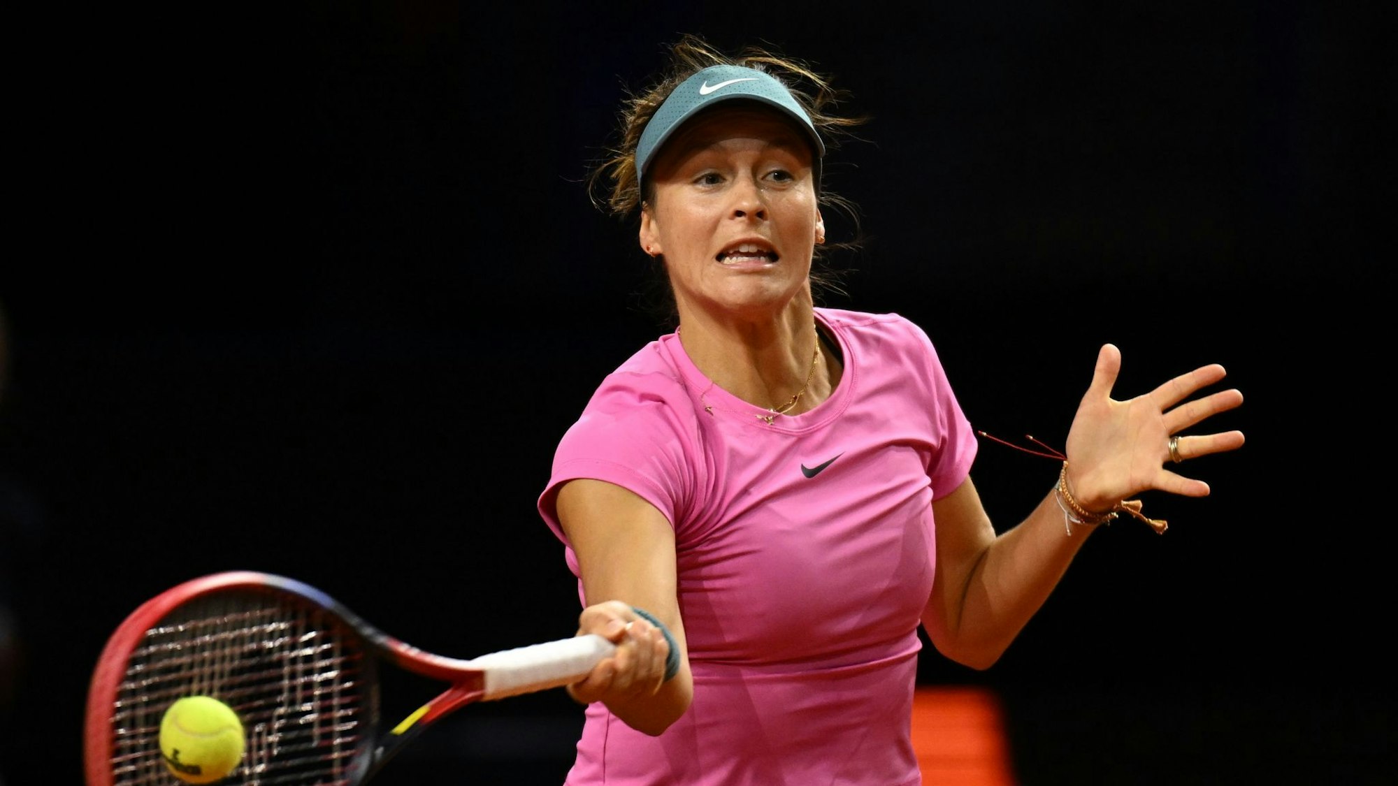 Tatjana Maria schlägt den Ball.