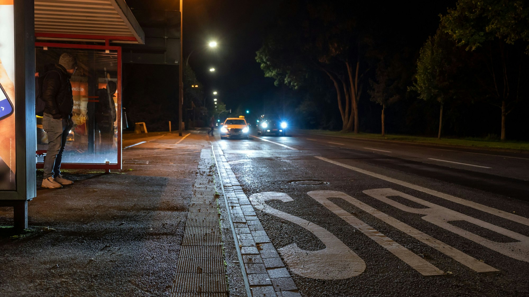 Als ein Mann an einer Bushaltestelle in Dortmund wartet, wird er von hinten angegriffen – so zeigt es ein Video, das auf Twitter viral geht. (Symbolbild)