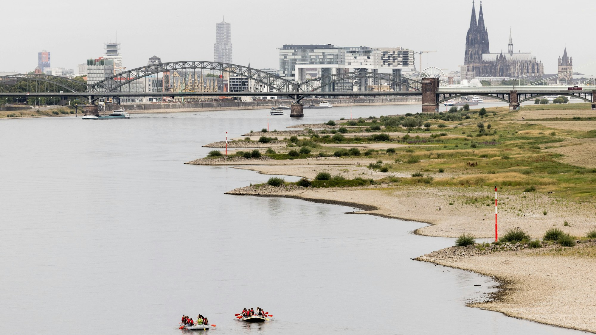 Bereits im vergangenen Jahr hatte auch wegen des heißen Sommers der Rhein zeitweise Niedrigwasser. Im Sommer 2023 könnten wegen des Klimawandels globale Temperaturrekorde fallen.