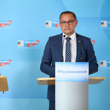 Alice Weidel (l), Vorsitzende der AfD-Bundestagsfraktion, und Tino Chrupalla, Vorsitzender der AfD-Bundestagsfraktion, äußern sich vor der Sitzung der AfD-Fraktion im Deutschen Bundestag.