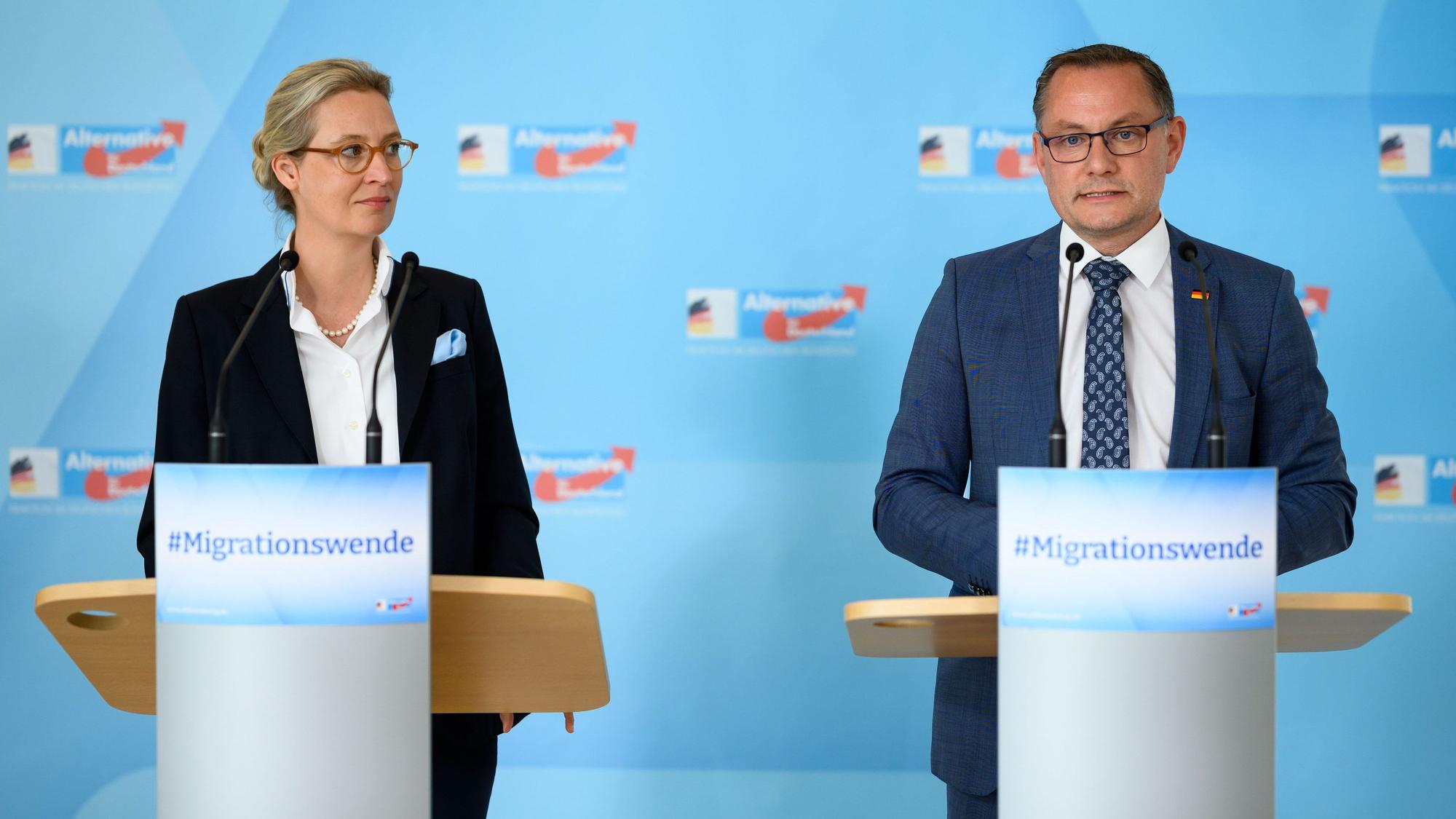 Alice Weidel (l), Vorsitzende der AfD-Bundestagsfraktion, und Tino Chrupalla, Vorsitzender der AfD-Bundestagsfraktion, äußern sich vor der Sitzung der AfD-Fraktion im Deutschen Bundestag.