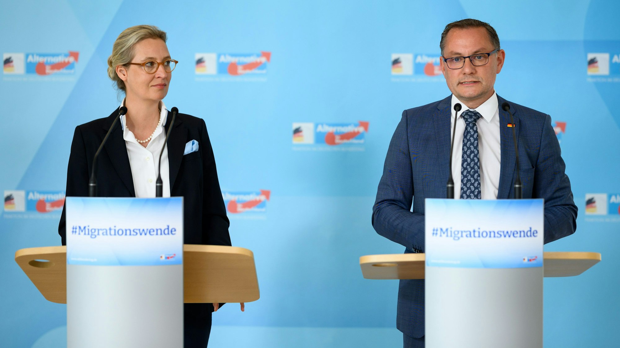 Alice Weidel (l), Vorsitzende der AfD-Bundestagsfraktion, und Tino Chrupalla, Vorsitzender der AfD-Bundestagsfraktion, äußern sich vor der Sitzung der AfD-Fraktion im Deutschen Bundestag.