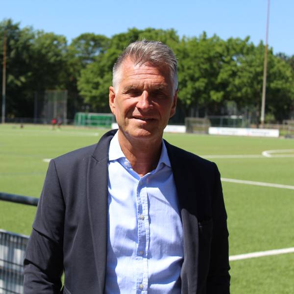Fortuna Kölns Präsident Hanns-Jörg Westendorf am Kunstrasenplatz am Südstadion