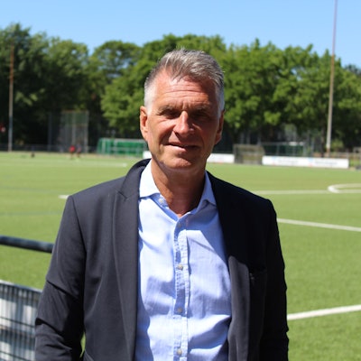 Fortuna Kölns Präsident Hanns-Jörg Westendorf am Kunstrasenplatz am Südstadion