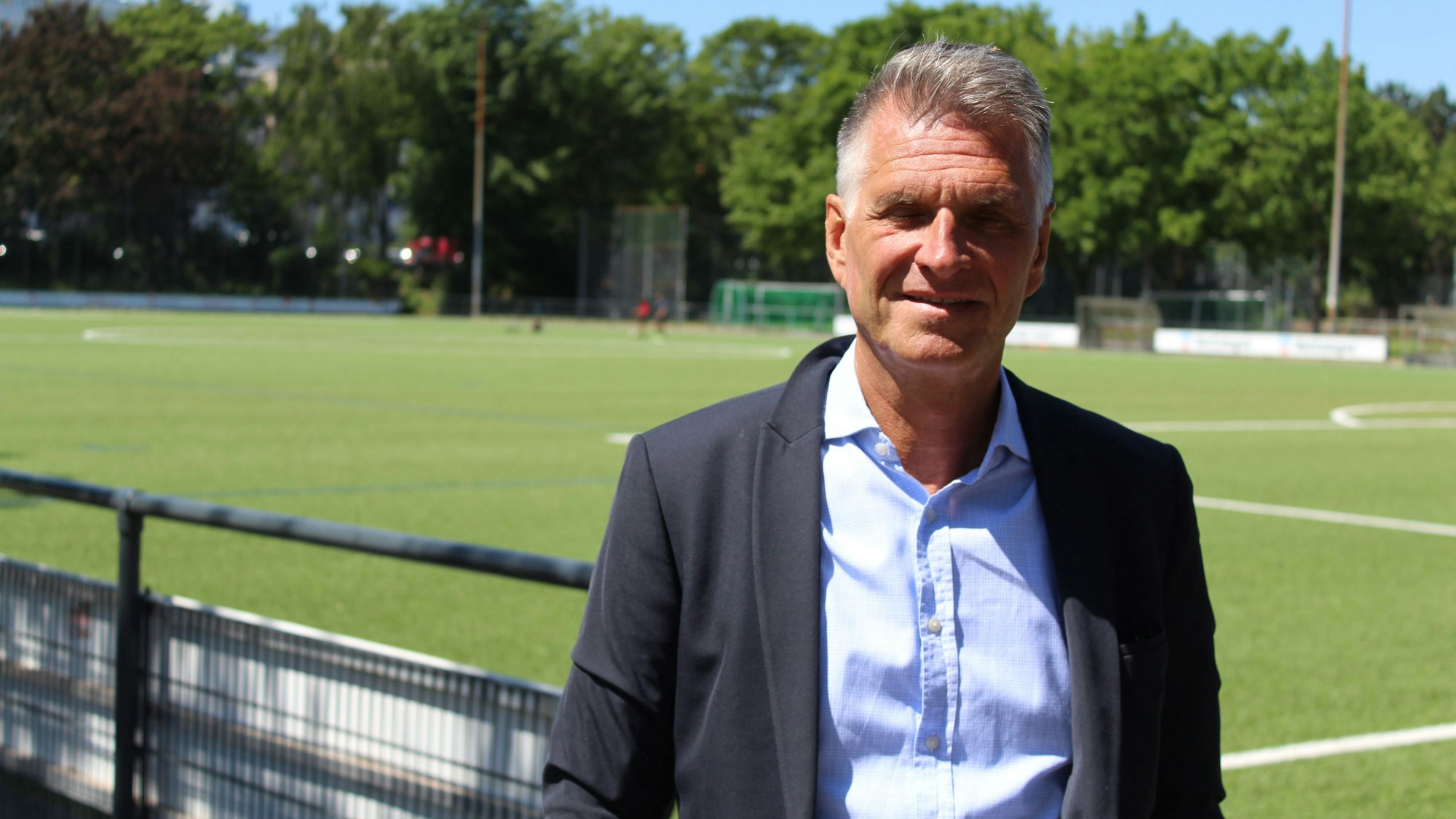 Fortuna Kölns Präsident Hanns-Jörg Westendorf am Kunstrasenplatz am Südstadion
