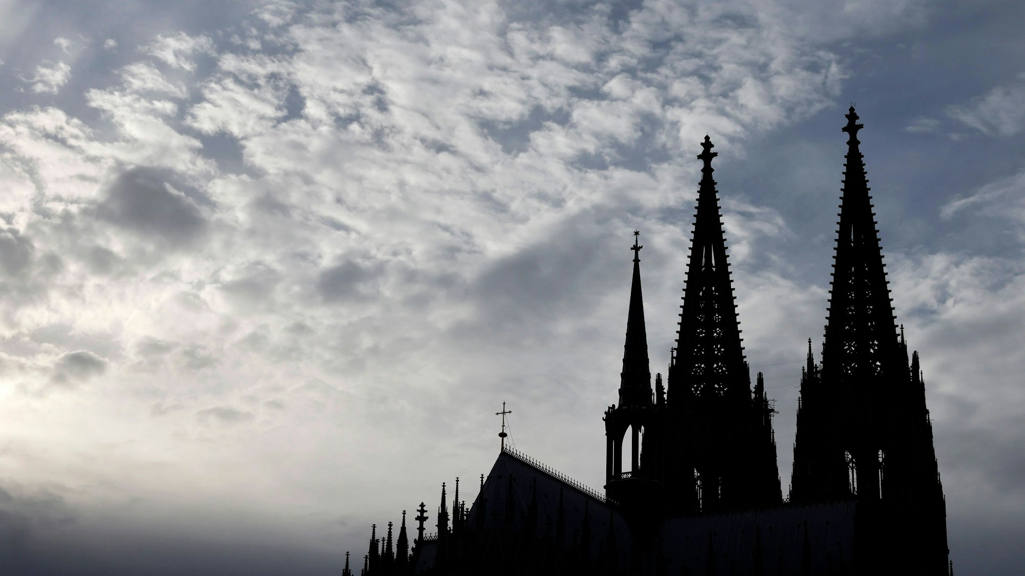 Der Kölner Dom gesehen vom Musical Dome aus. Der Haussegen im Erzbistum Köln hängt weiter schief: Erstmals seit mehreren Jahrzehnten ist der Kölner Kardinal Rainer Maria Woelki nicht zur feierlichen Proklamation des Kölner Dreigstirn eingeladen. Das bestätigte das Festkomitee Kölner Karneval. Themenbild, Symbolbild Köln, 06.11.2022 NRW Deutschland *** The Cologne Cathedral seen from the Musical Dome The house blessing in the Archdiocese of Cologne continues to hang askew For the first time in several decades, Cologne Cardinal Rainer Maria Woelki is not invited to the ceremonial proclamation of the Cologne Triumvirate This was confirmed by the Cologne Carnival Festival Committee Theme image, symbol image Cologne, 06 11 2022 NRW Ger Copyright: xChristophxHardtx