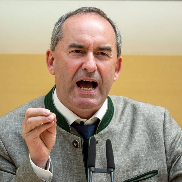 Hubert Aiwanger, (Freie Wähler) stellvertretender Ministerpräsident und bayerischer Wirtschaftsminister bei seiner Regierungserklärung am Mittwoch (14.6.). Die Opposition griff ihn wegen seiner Rede in Erding an.