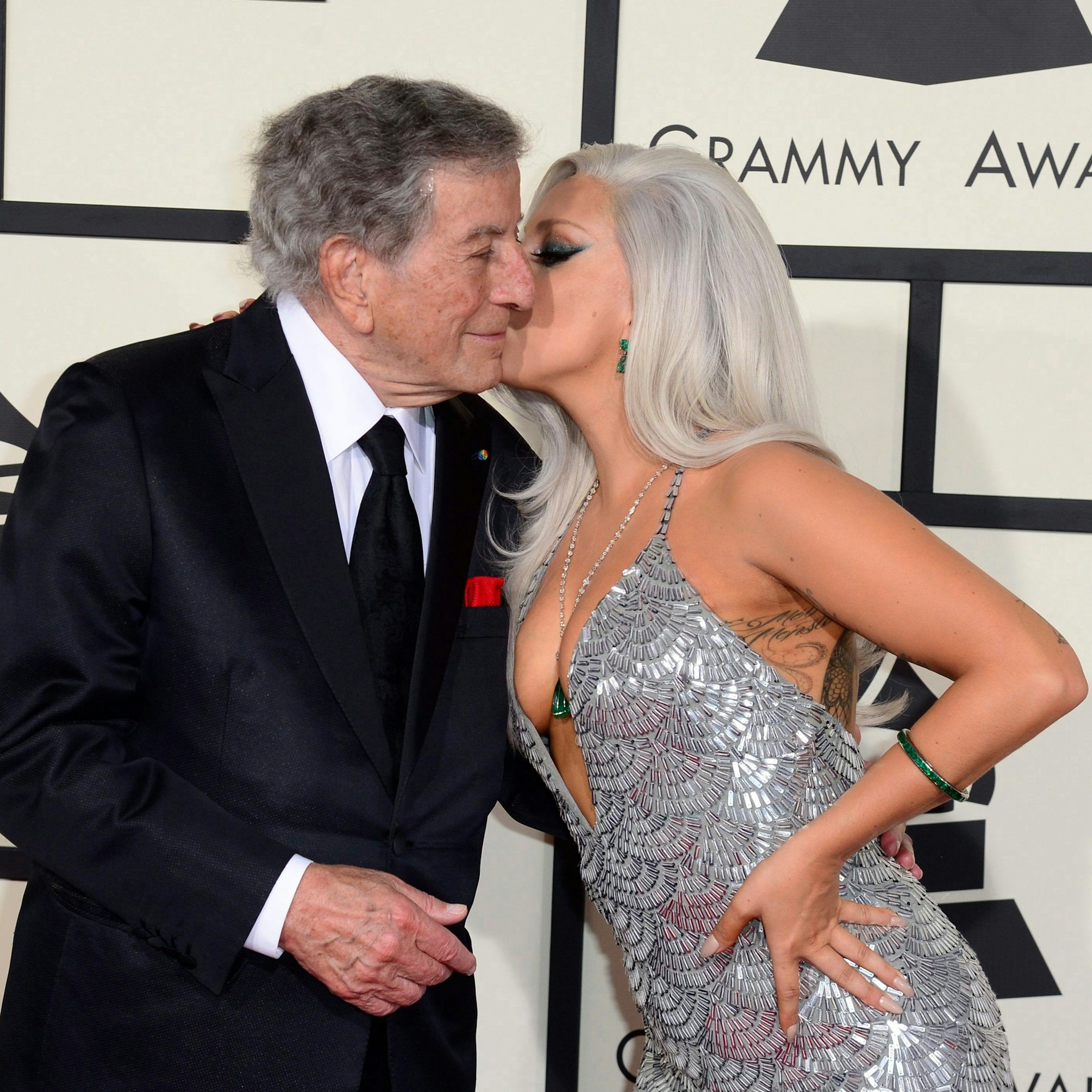 Lady Gaga gibt Tony Bennett ein Küsschen auf die Wange.