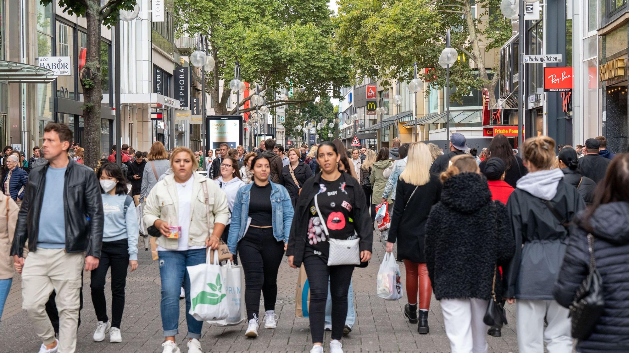 17.09.2022, Köln: Passanten flanieren mit Einkaufstüten durch die Schildergasse. In den Einkaufsstraßen shoppen viele Menschen trotz der hohen Inflationsrate. Foto: Uwe Weiser
