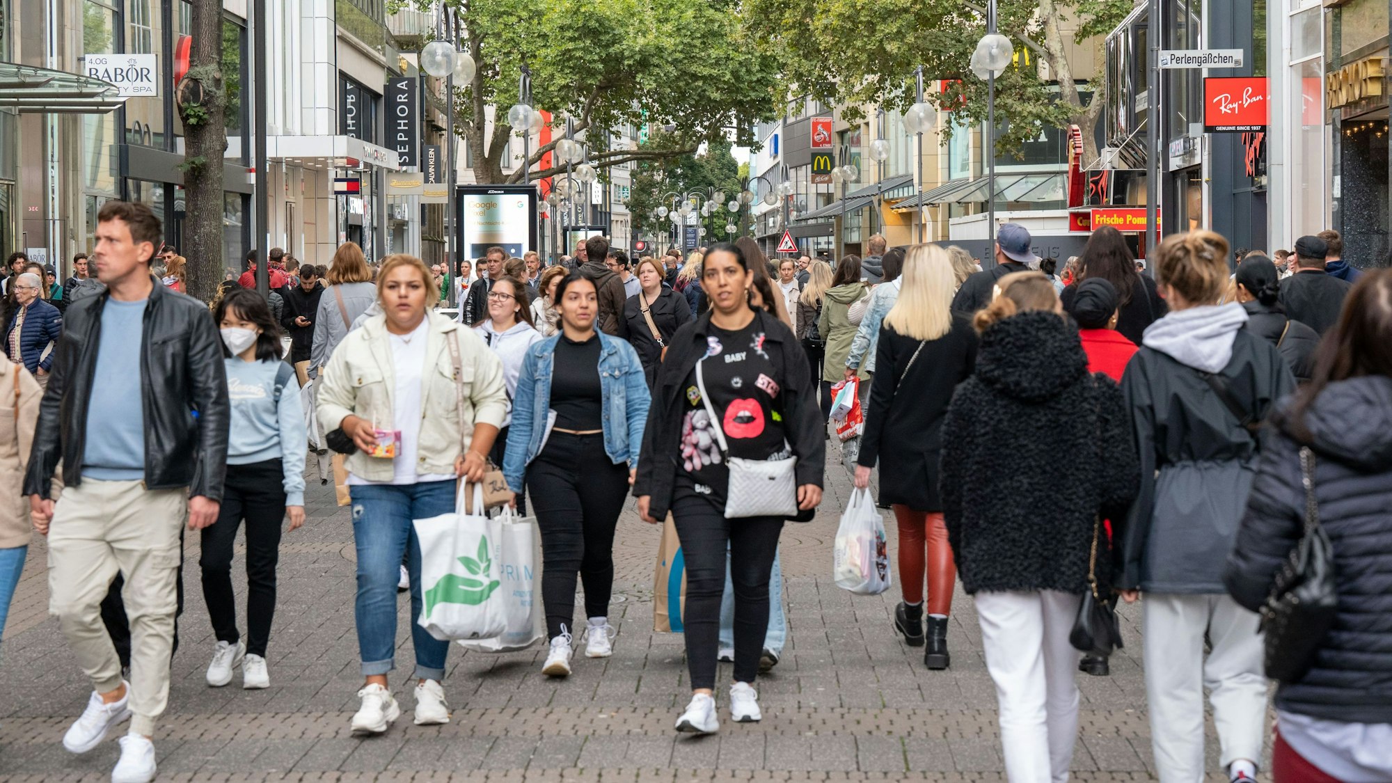 17.09.2022, Köln: Passanten flanieren mit Einkaufstüten durch die Schildergasse. In den Einkaufsstraßen shoppen viele Menschen trotz der hohen Inflationsrate. Foto: Uwe Weiser