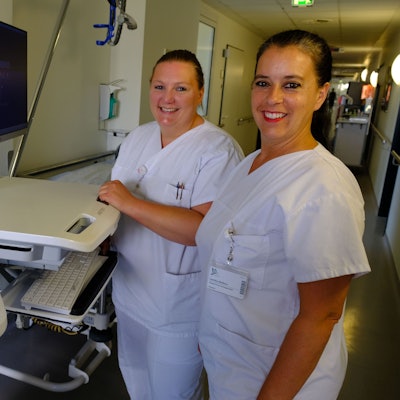 Das Bild zeigt zwei Pflegekräfte des Kreiskrankenhauses Mechernich mit medizinischem Gerät.