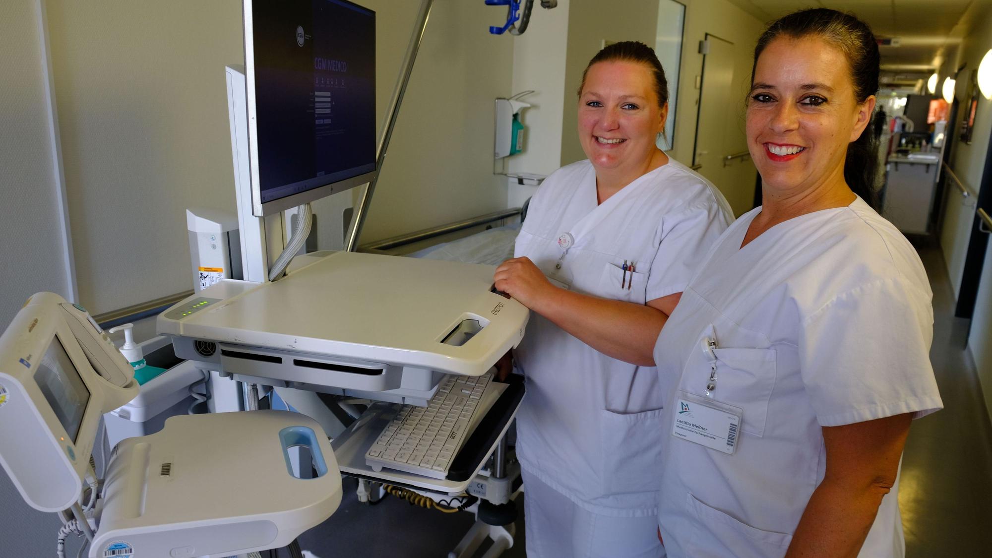 Das Bild zeigt zwei Pflegekräfte des Kreiskrankenhauses Mechernich mit medizinischem Gerät.