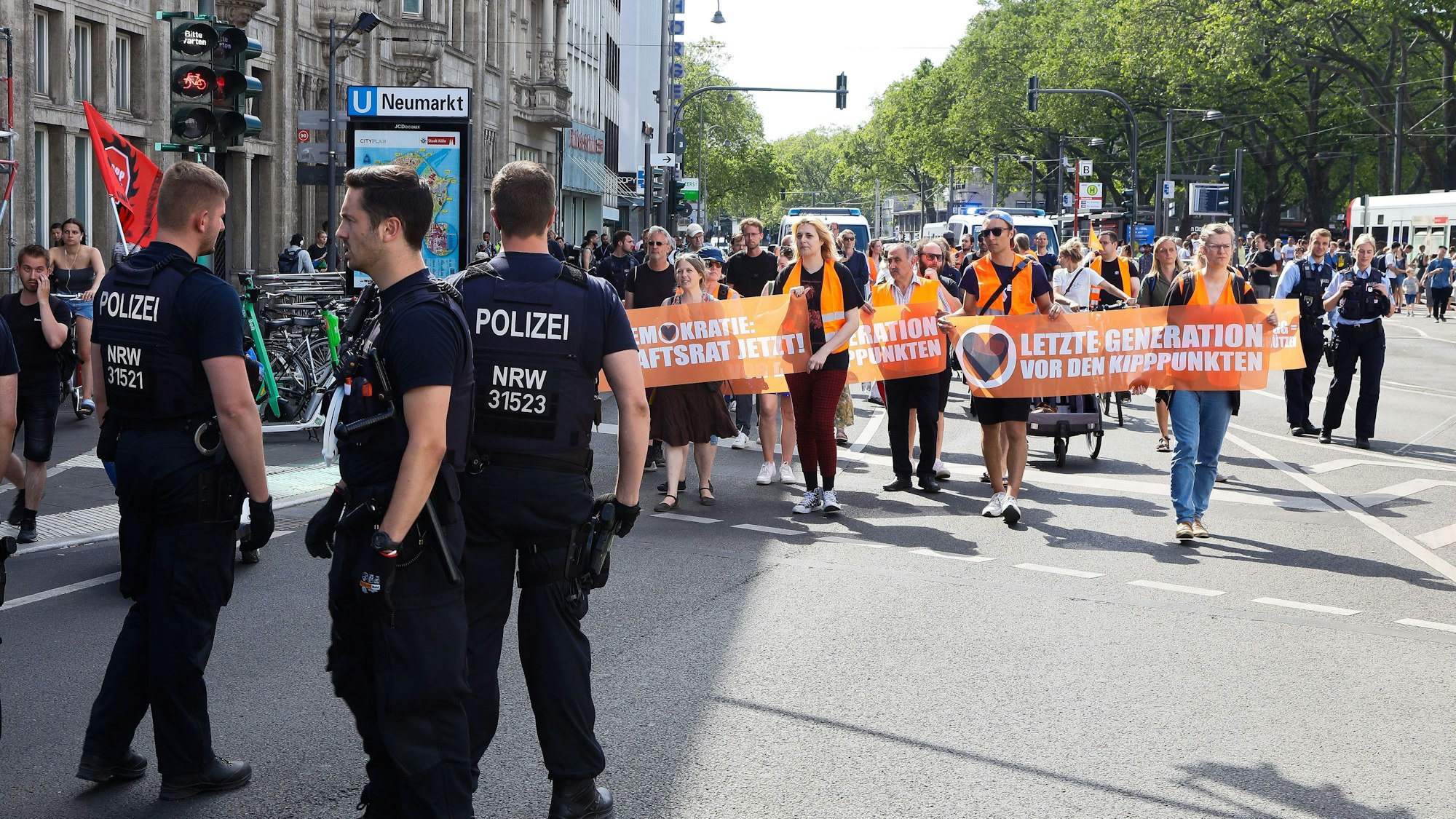 Demo der „Letzten Generation“ am Kölner Neumarkt
