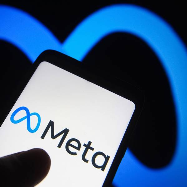 Ein Meta-Logo ist auf einem Smartphone zu sehen.