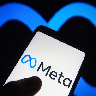 Ein Meta-Logo ist auf einem Smartphone zu sehen.