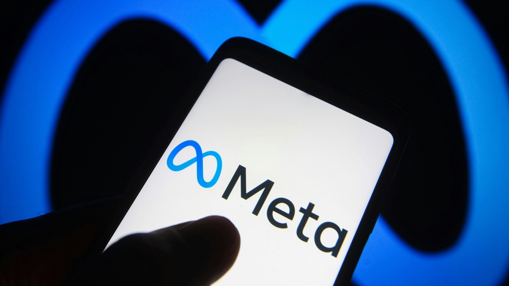 Ein Meta-Logo ist auf einem Smartphone zu sehen.