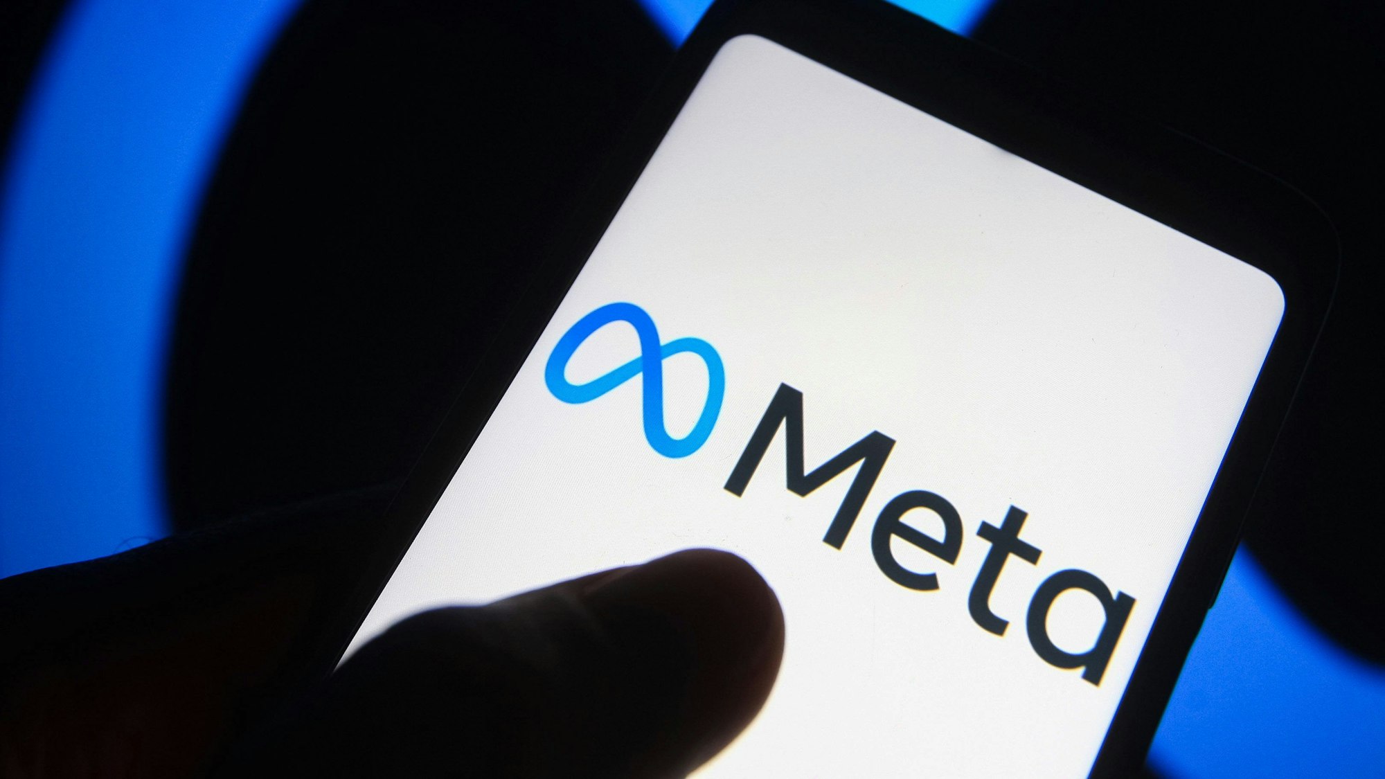 Ein Meta-Logo ist auf einem Smartphone zu sehen.