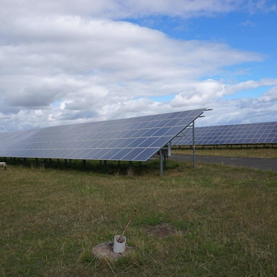 Kassel, Deutschland 27.07.2022: Solarpark Fuldatal-Rothwesten. Im Vordergrund sind Schafe zu sehen.