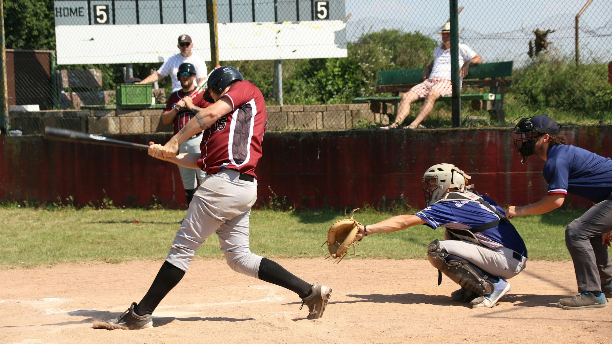 Ein Baseballspieler schlägt einen Ball.