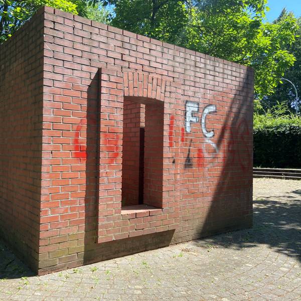 Die Backsteinskulptur des international renommierten Künstlers Per Kirkeby in Bachem.