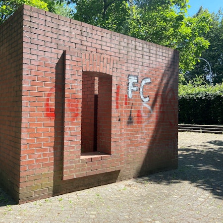 Die Backsteinskulptur des international renommierten Künstlers Per Kirkeby in Bachem.