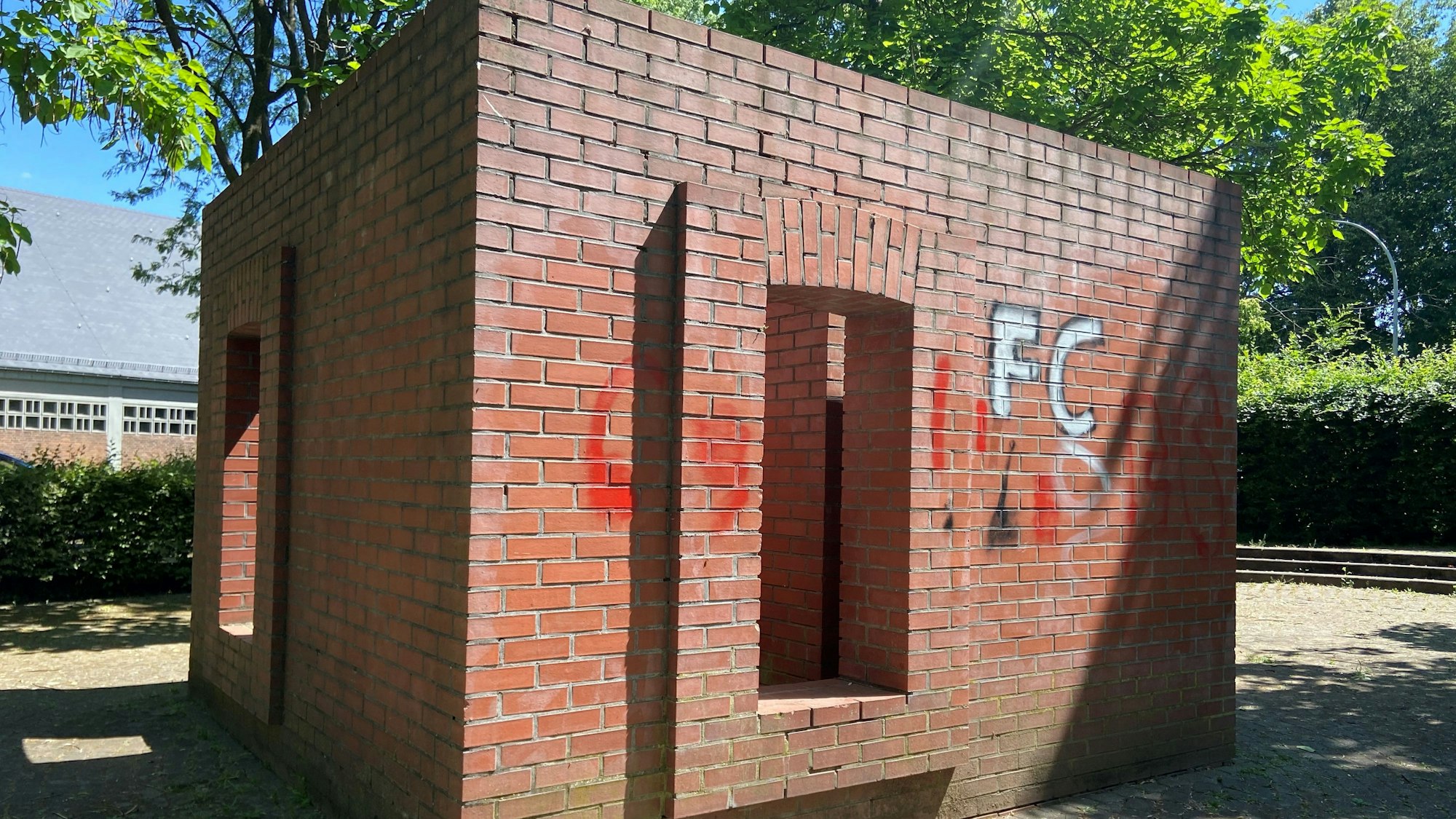 Die Backsteinskulptur des international renommierten Künstlers Per Kirkeby in Bachem.