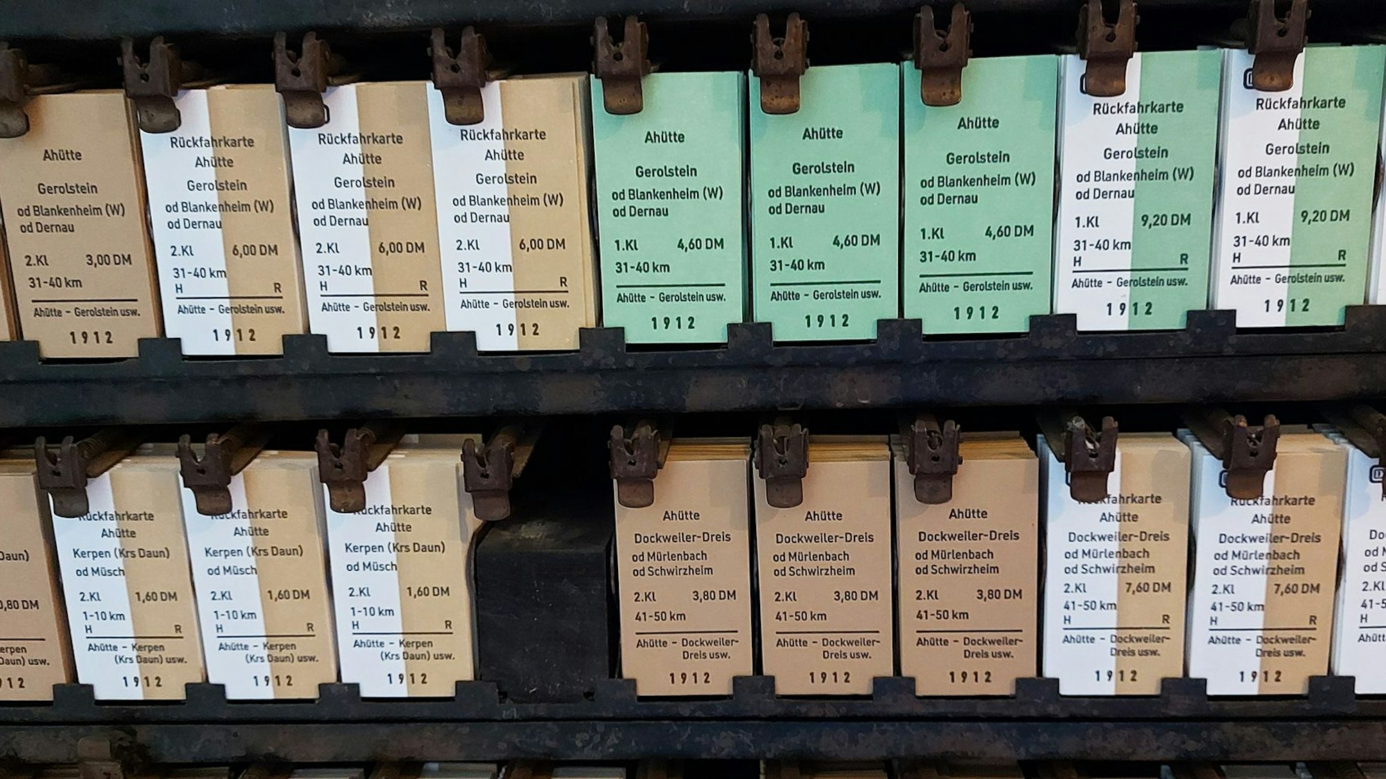 Das Foto zeigt nachgedruckte Fahrkarten der Bundesbahn aus Pappkarton.
