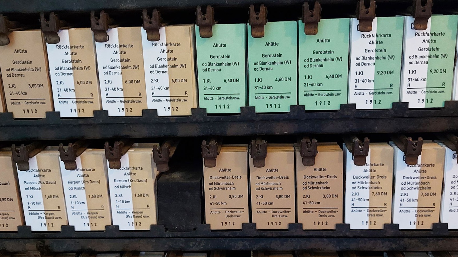 Das Foto zeigt nachgedruckte Fahrkarten der Bundesbahn aus Pappkarton.
