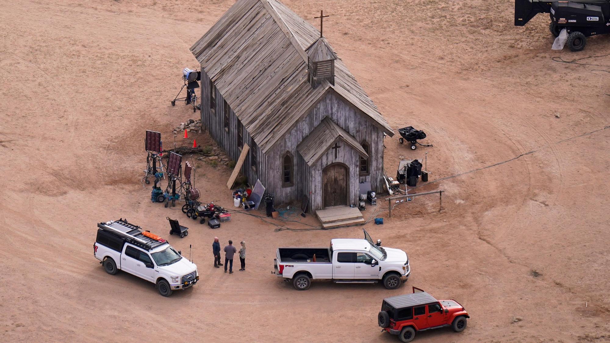 Diese Luftaufnahme zeigt das Filmset von „Rust“ auf der Bonanza Creek Ranch, 23. Oktober 2021, in Santa Fe, N.M. Die Staatsanwaltschaft beschuldigt die Waffenaufseherin des Filmsets, an dem Alec Baldwin einen Kameramann erschoss, während der Dreharbeiten zu „Rust“ abends getrunken und Marihuana geraucht zu haben.