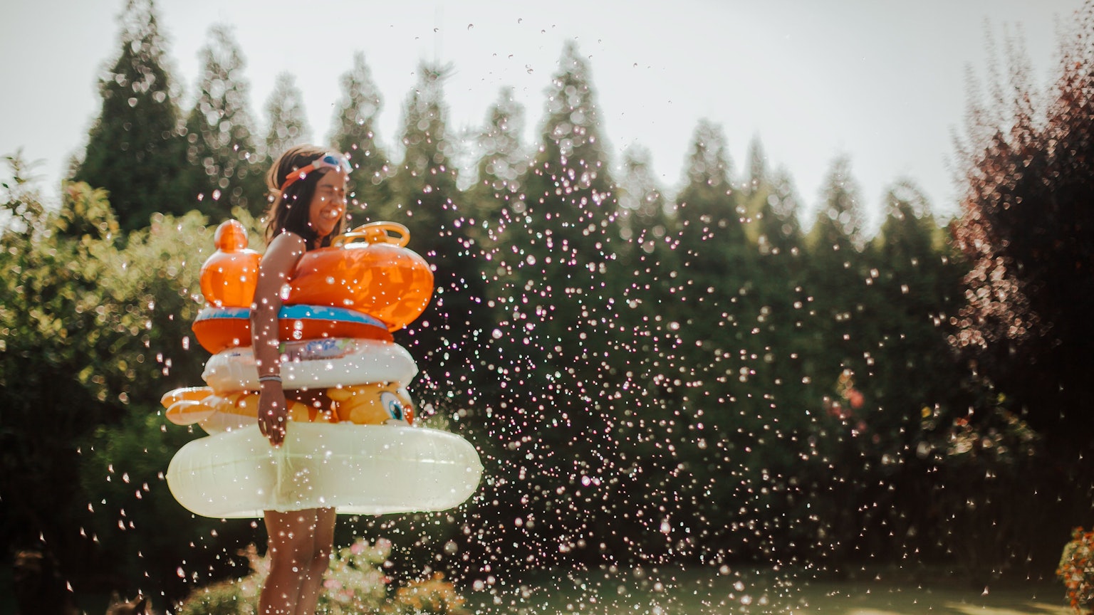 Mädchen mit verschiedenen Schwimmreifen.