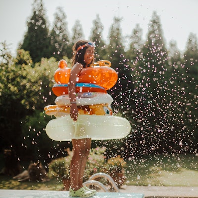 Mädchen mit verschiedenen Schwimmreifen.