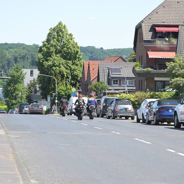 Die Straße im jetzigen Zustand mit Parkplätzen.