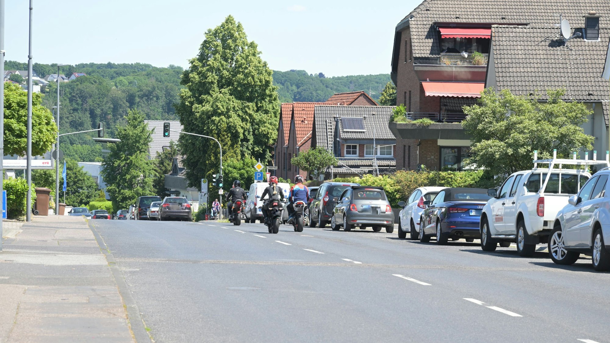 Man sieht die Straße, wie sie jetzt aussieht, mit einem einseitigen Parkstreifen