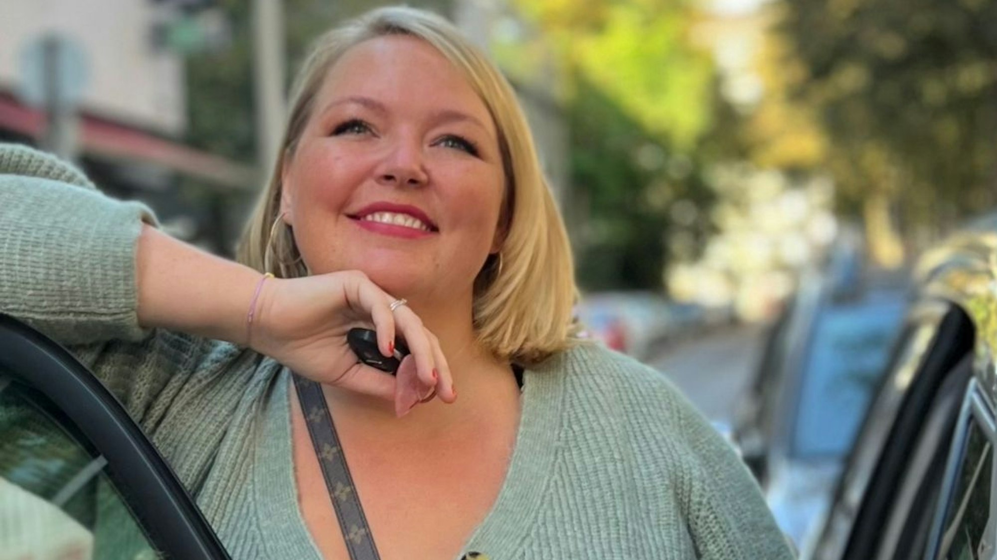 Eine blonde Frau lächelt in die Kamera