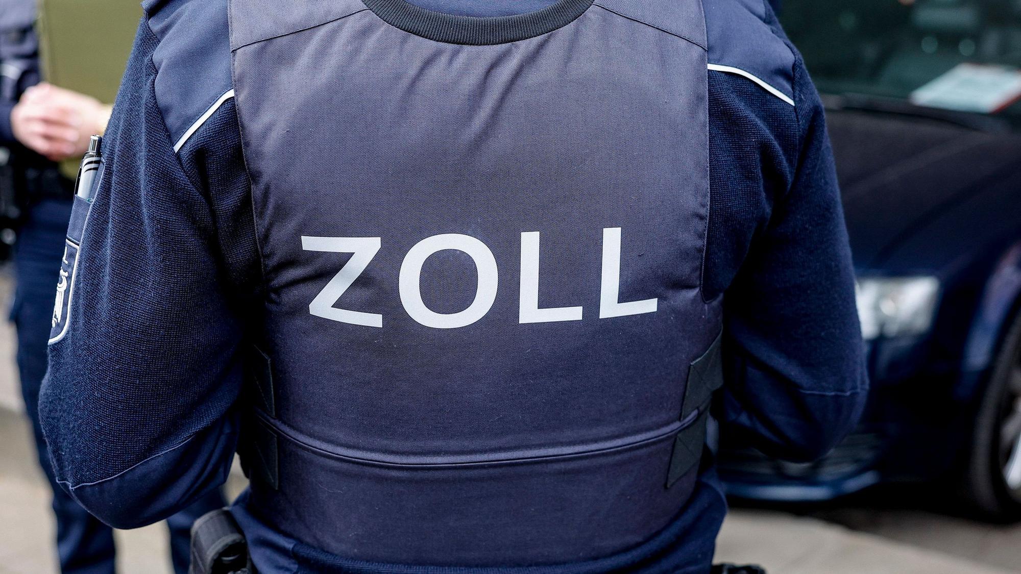 Zollbeamte bei einer Kontrolle