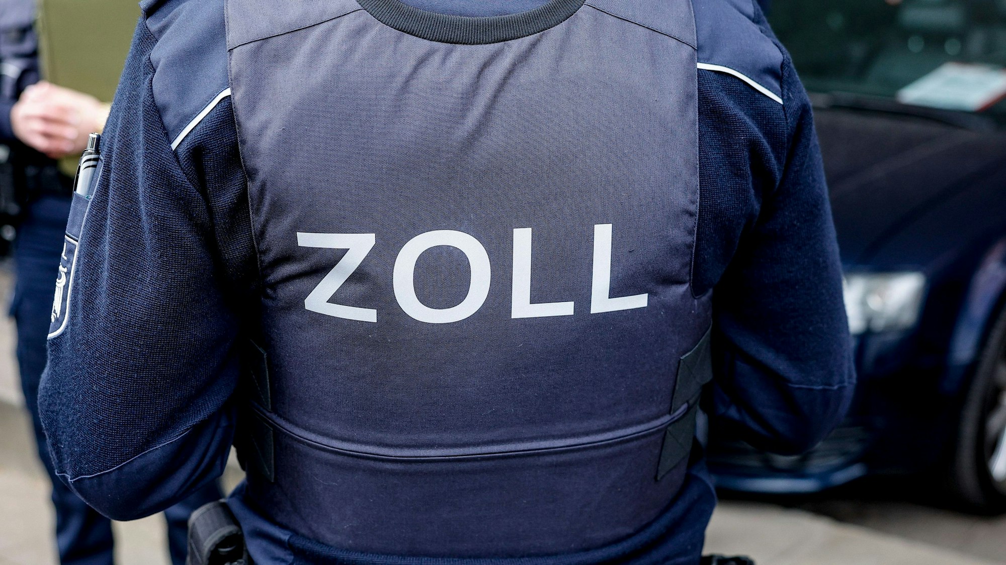 Zollbeamte bei einer Kontrolle