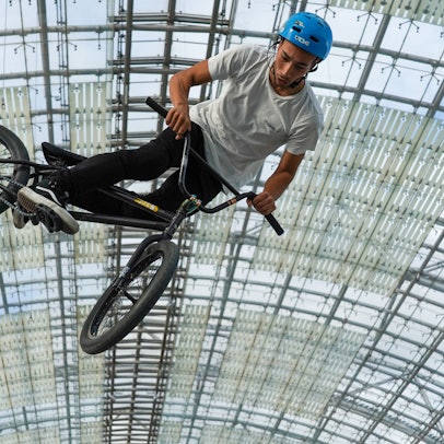 Der BMX-Fahrer Manuel zeigt Kunststücke mit seinem Rad.