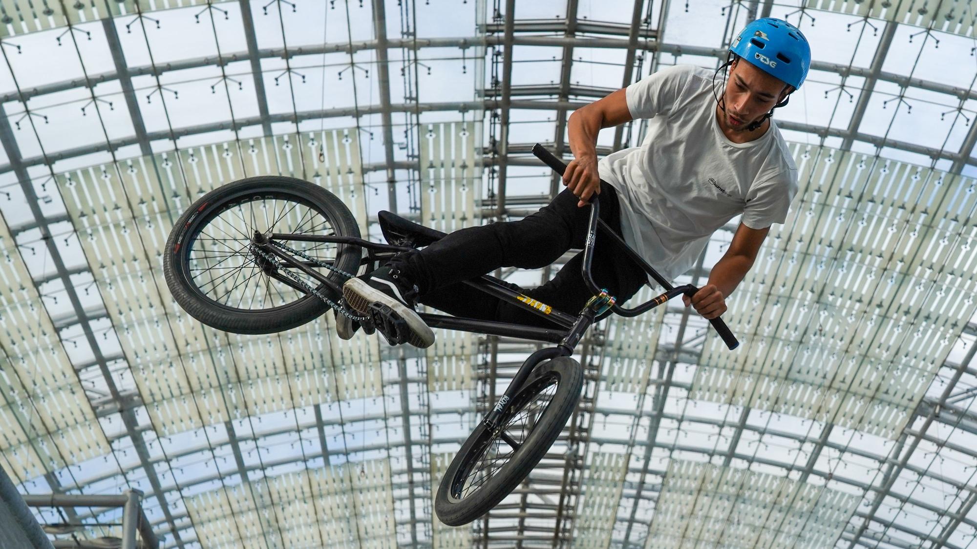 Der BMX-Fahrer Manuel zeigt Kunststücke mit seinem Rad.