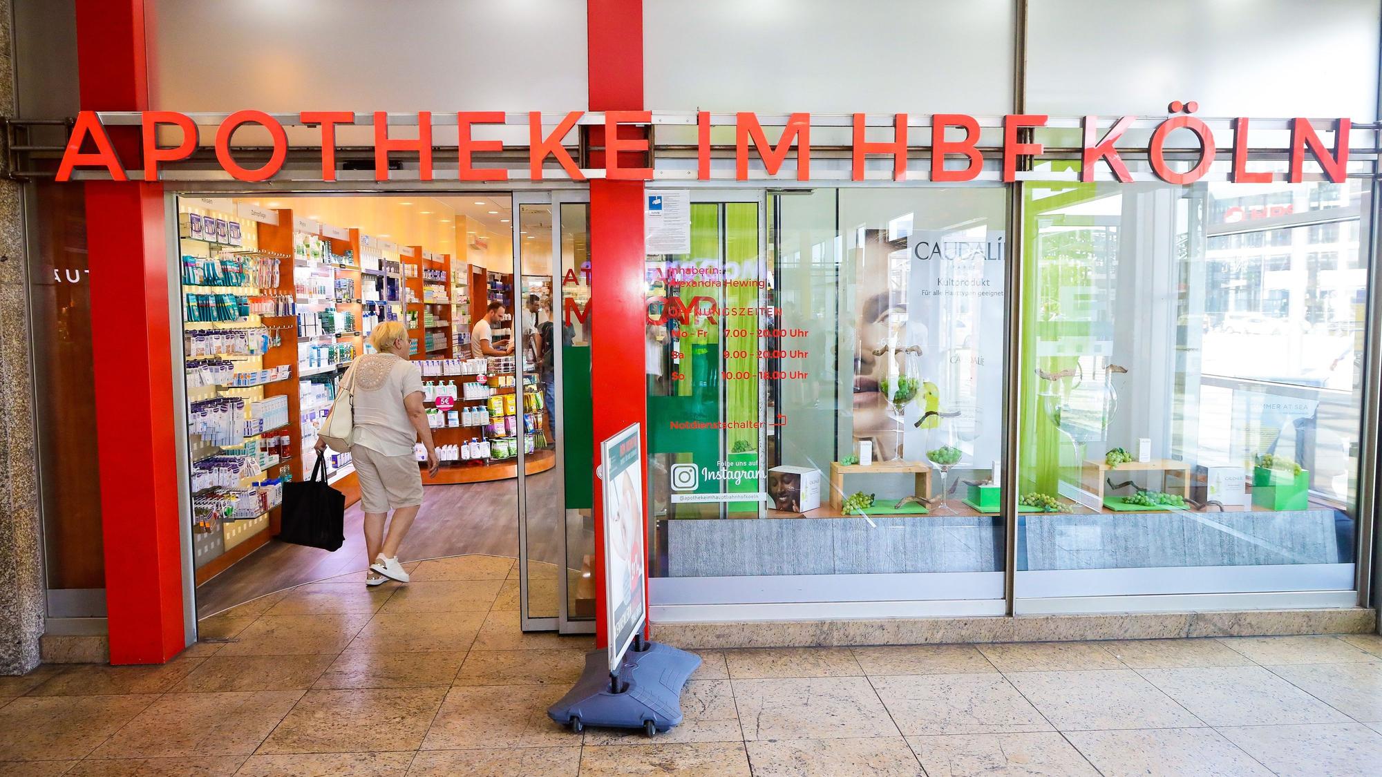 Eine Frau geht am Streiktag in eine geöffnete Apotheke im Hauptbahnhof.