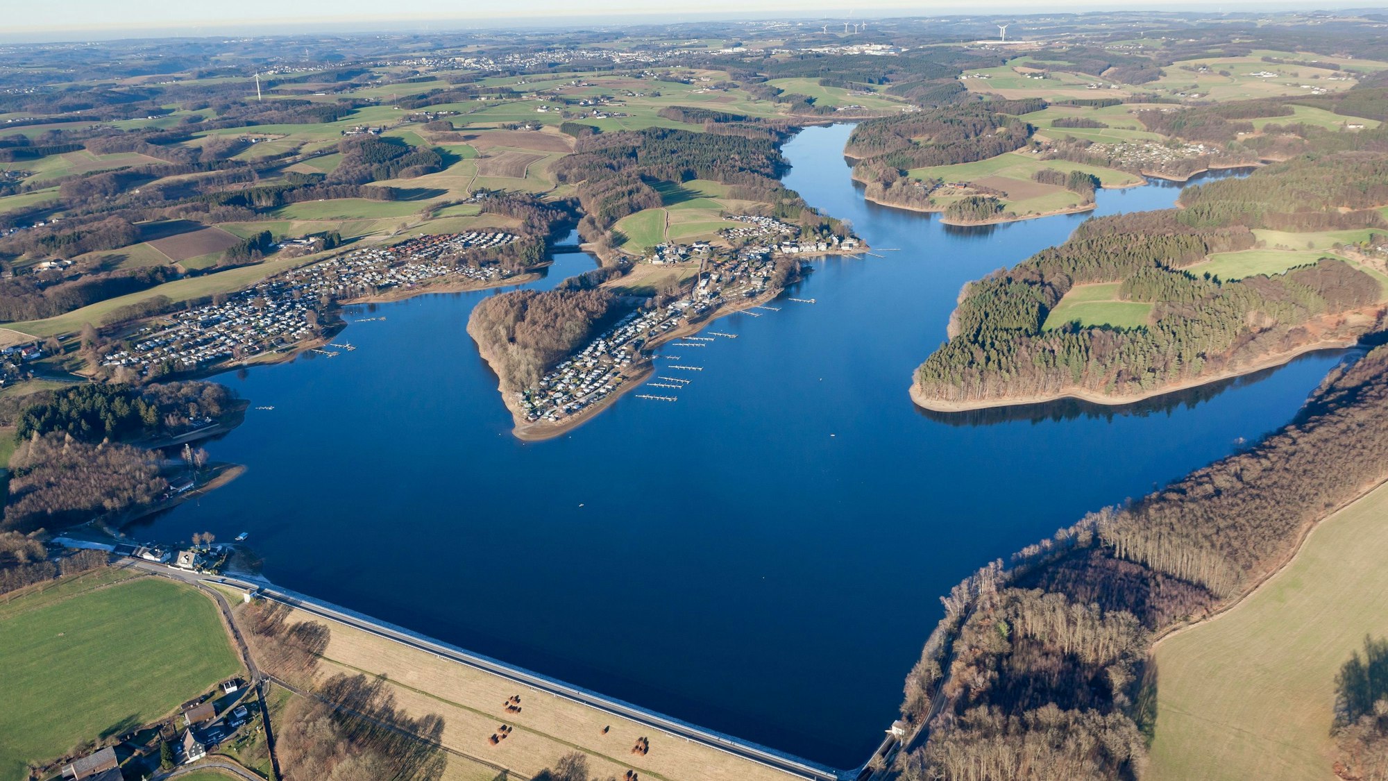 Die Bever Talsperre ist aus der Luft zu sehen