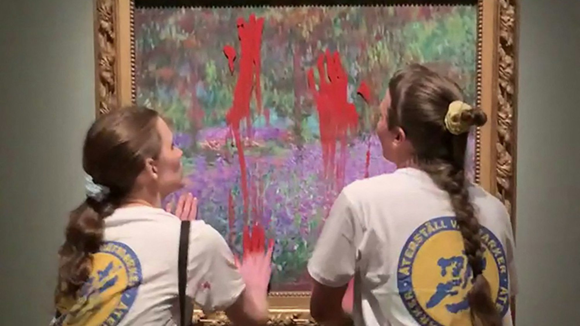 Zwei Aktivistinnen beschmieren das Gemälde „Der Garten des Künstlers in Giverny“ (1900) des französischen Künstlers Claude Monet (1840-1926) im Nationalmuseum in Stockholm, Schweden, mit roter Farbe.
