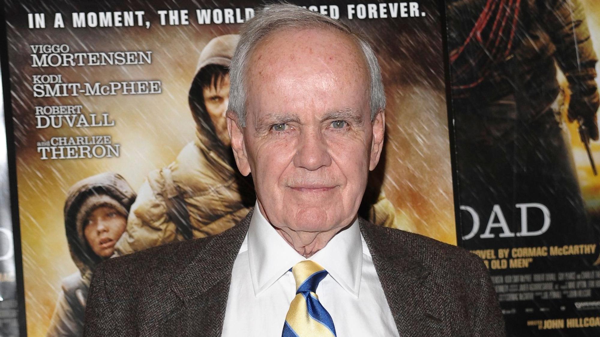 Autor Cormac McCarthy bei der Premiere von „The Road“ in New York am 16. November 2009. McCarthy, der mit dem Pulitzer-Preis ausgezeichnete Schriftsteller, der in Romanen wie „The Road“, „Blood Meridian“ und „All the Pretty Horses“ die Leser von den südlichen Appalachen bis in den wüstenhaften Südwesten führte, starb am Dienstag, dem 13. Juni 2023. Er wurde 89 Jahre alt.