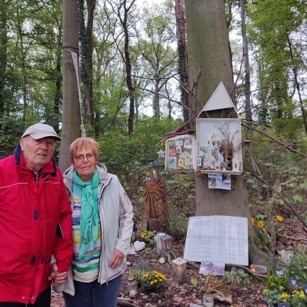 Das Foto zeigt Horst und Elisabeth Meyn vor dem Denkmal für ihren Sohn Steffen im Hambacher Forst.