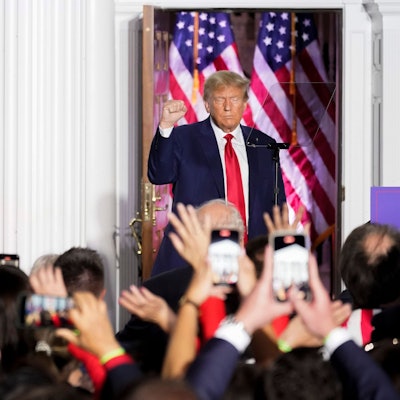 Donald Trump, ehemaliger Präsident der USA, spricht im in seinem Golfclub Bedminster zu seinen Anhängern.