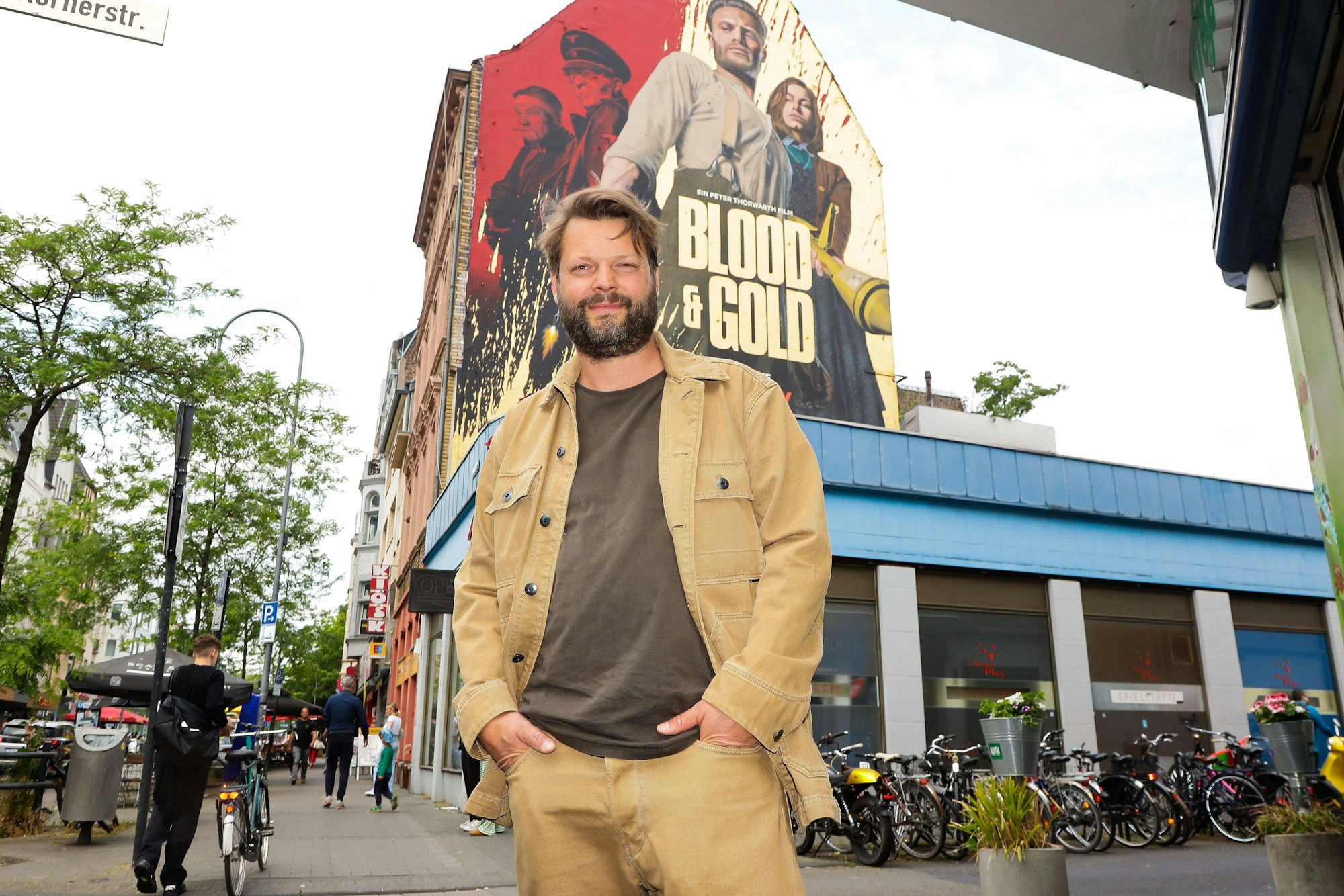 Porträt von Regisseur Peter Thorwarth auf der Venloer Straße, Ecke Körner Strasse
