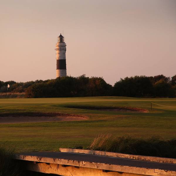 Der Golfclub Sylt bei Wenningstedt mit Leuchtturm im Hintergrund