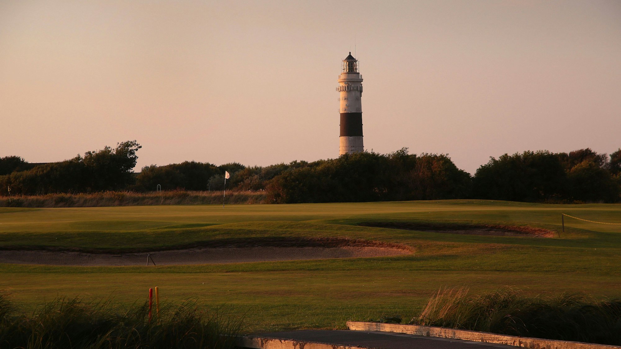 Der Golfclub Sylt bei Wenningstedt mit Leuchtturm im Hintergrund